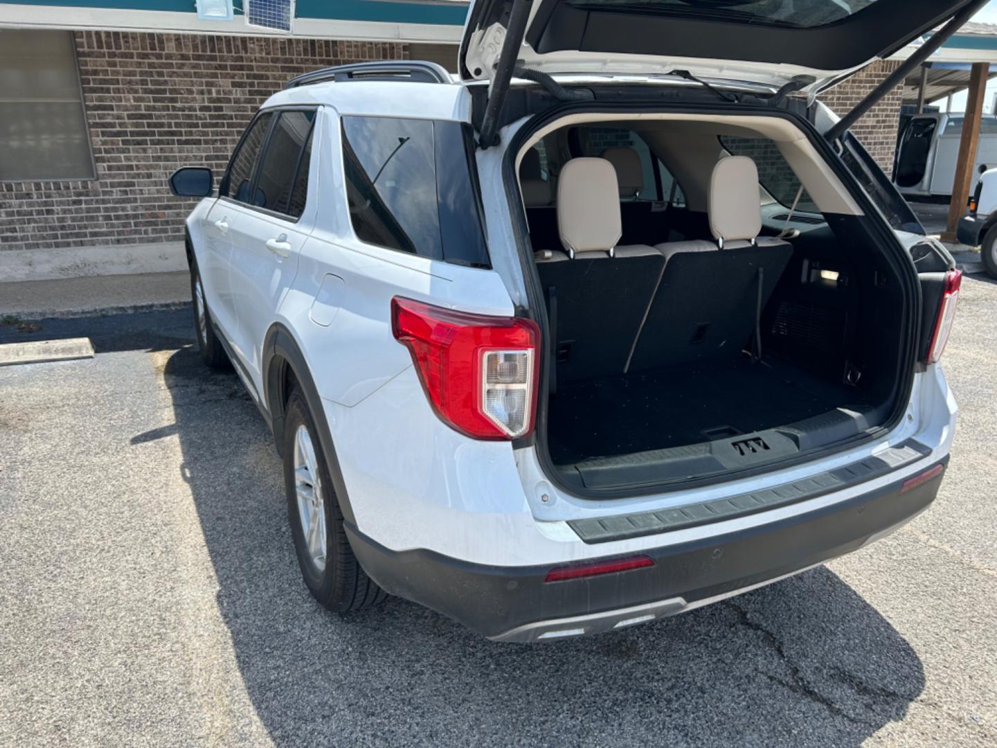 2020 White Ford Explorer XLT AWD (1FMSK8DHXLG) with an 2.3L L4 DOHC 16V engine, 10A transmission, located at 1687 Business 35 S, New Braunfels, TX, 78130, (830) 625-7159, 29.655487, -98.051491 - Photo#11